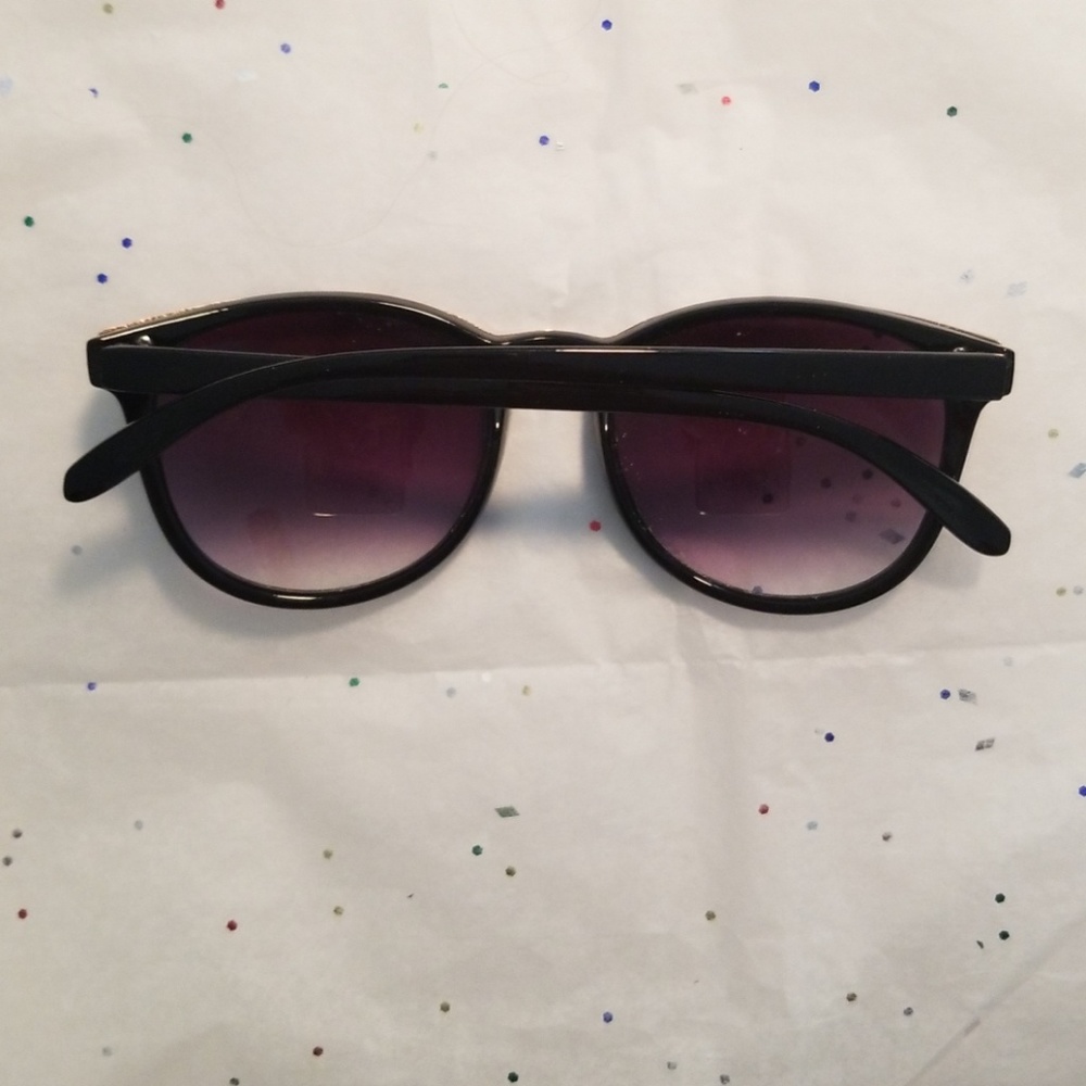Black with gold rim sunglass - Picture 3 of 4